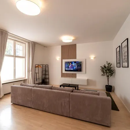 Evostay - Grosses In Zentraler Lage Apartmán *