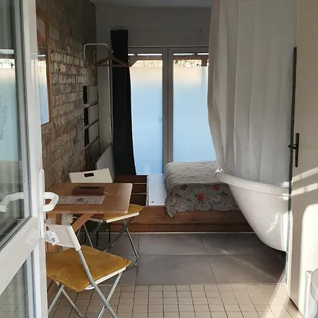 Squat Deluxe Berlin, The Guest house *