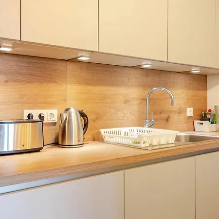 Apartament Hj 18 By Rockchair L Superhost Status L Super Flat, 2 Bedrooms 2 Bathrooms Balcony Elevator Welcomes You! *