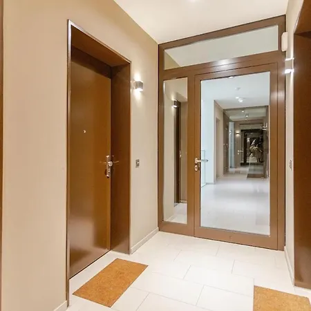 Hj 18 By Rockchair L Superhost Status L Super Flat, 2 Bedrooms 2 Bathrooms Balcony Elevator Welcomes You! Apartment