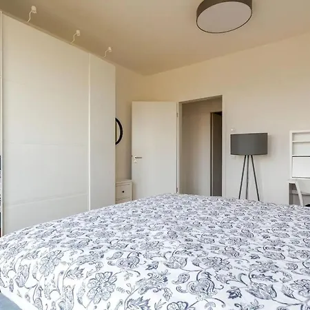 Hj 18 By Rockchair L Superhost Status L Super Flat, 2 Bedrooms 2 Bathrooms Balcony Elevator Welcomes You! Apartment *