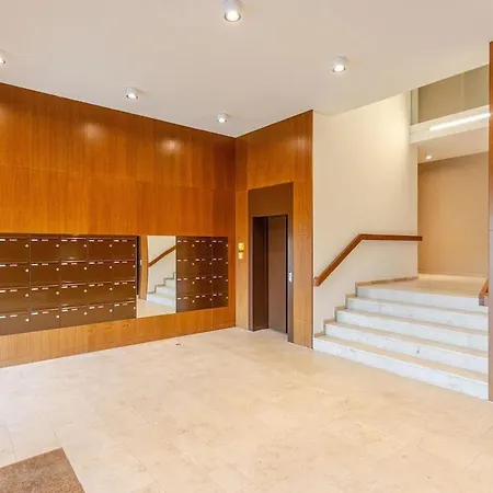 Hj 18 By Rockchair L Superhost Status L Super Flat, 2 Bedrooms 2 Bathrooms Balcony Elevator Welcomes You! Apartment