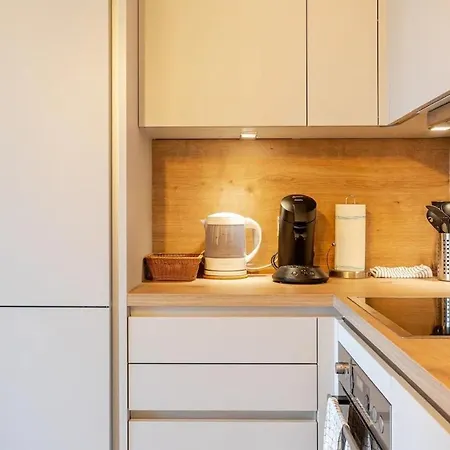 Apartment Hj 18 By Rockchair L Superhost Status L Super Flat, 2 Bedrooms 2 Bathrooms Balcony Elevator Welcomes You! Berlin
