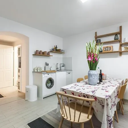 S31 - 22 Bergmannstrasse Front Apartment *