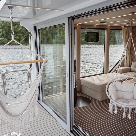 Nena Hausboot Botel Berlin