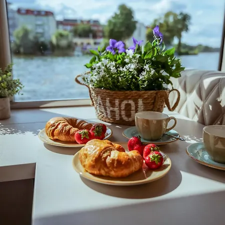 Nena Hausboot Botel Berlin