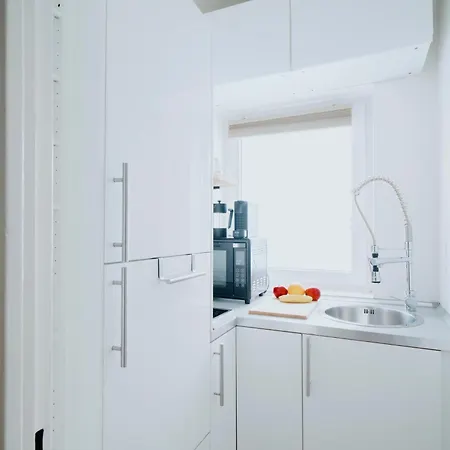 Lovely With Balcony - Cozy , Near Kadewe & Kurfuerstendamm Apartment