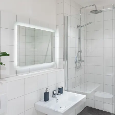Thezion, Lovely 1 Bedroom Up To 3 Apartment *