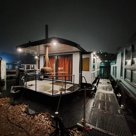 Ferienhaus Moonrooms - Luxus Hausboot Berlin