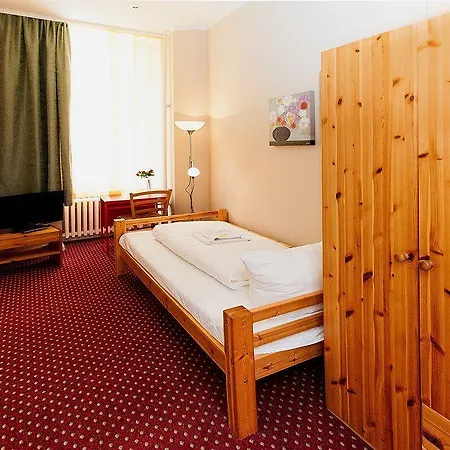 Elegia Am Kurfuerstendamm 2*