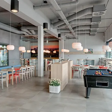 Meininger Airport Hotel 3*
