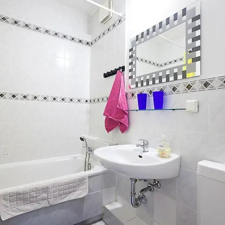 Park & Alex 2 Bathrooms 2 Kitchen 4 *