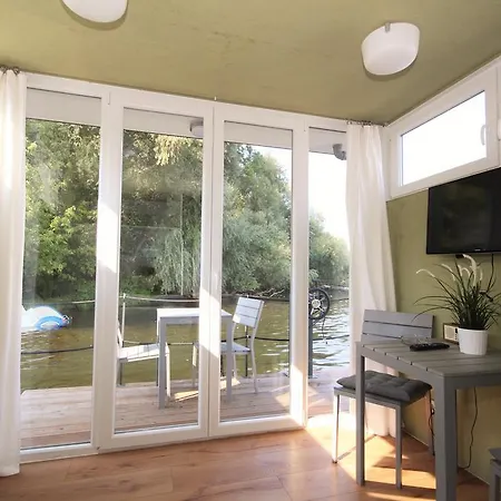 Cosy Houseboat Wannsee Botel