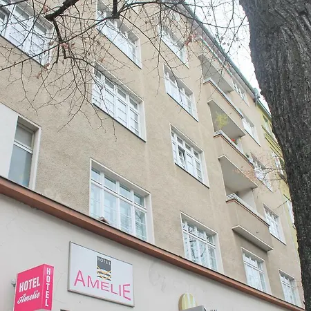 Amelie West