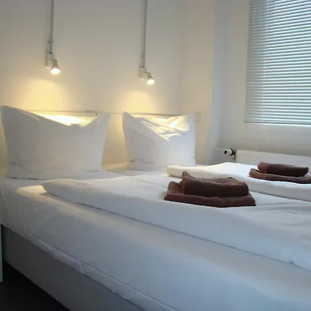 Hostel Near Brandenburg Gate - & *