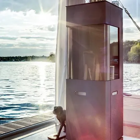 Friend.Ship Hausboot * Berlin
