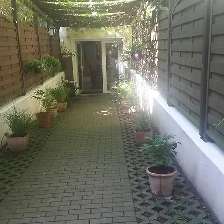 Tempelhof Bed & Breakfast 2*