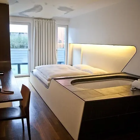 Hotel Q!