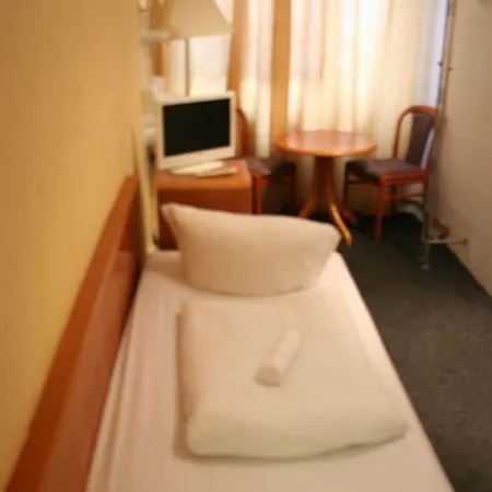Hotel-pension Adamshof 2* Berlin