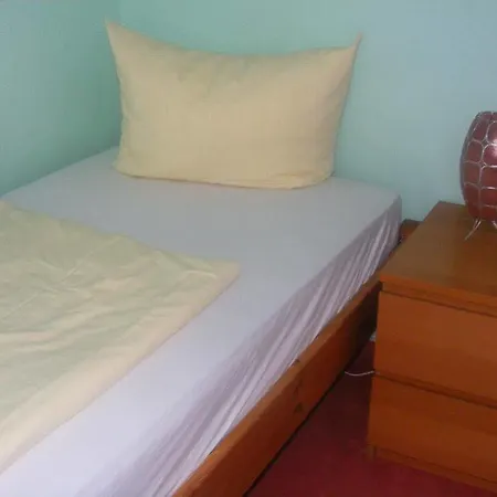 Tempelhof Bed & Breakfast 2*