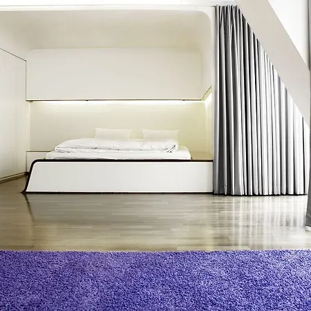 Hotel Q!