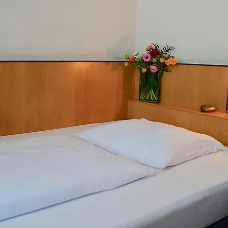 Grand Urban Hostel *