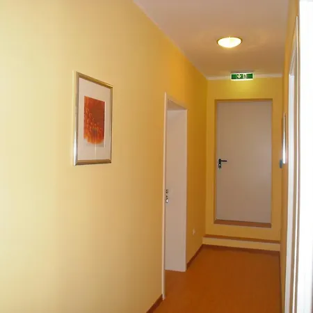 Amadeus Hotel 2*
