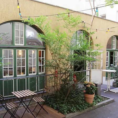 Amstel House Hostel