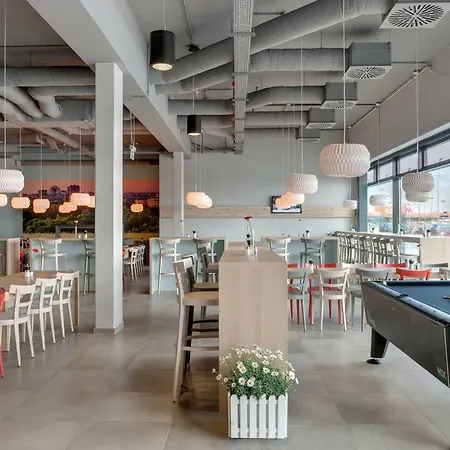 Meininger Airport Hotel 3*