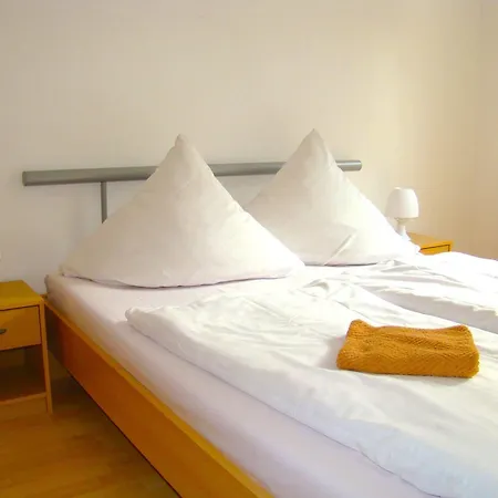 Hostel Near Brandenburg Gate - &