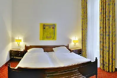 Hotel Mark Meinekestrasse 3*