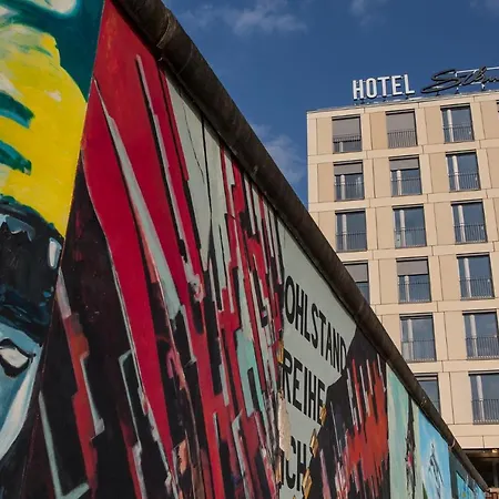 Schulz At The East Side Gallery Hotel