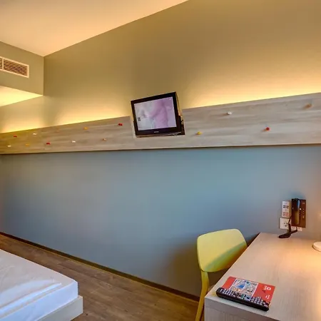Meininger Airport 3*