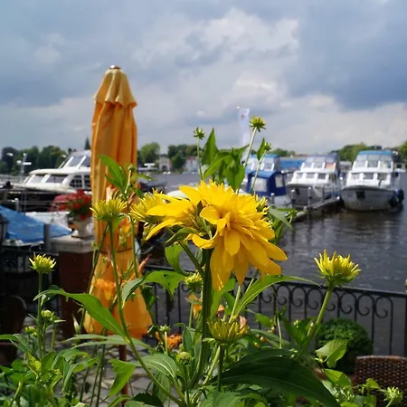 Lodge Yacht- , Und Reisemobilhafen 