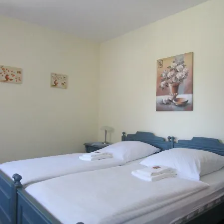 Hotel Kryom's 108
