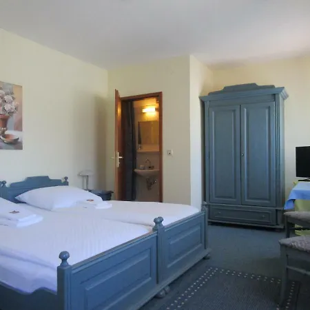 Hotel Kryom's 108 3*