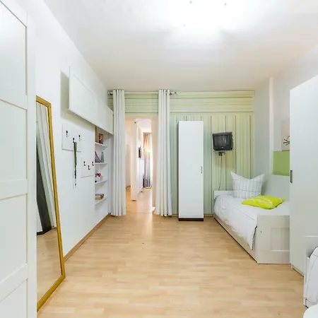 Schones 2-zimmer-apartment In Kollwitzplatz-nahe Apartment