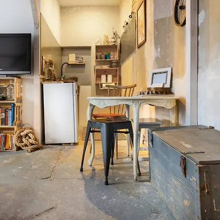 Avoid The Crowd - Industrial Studio Apartment Berlin