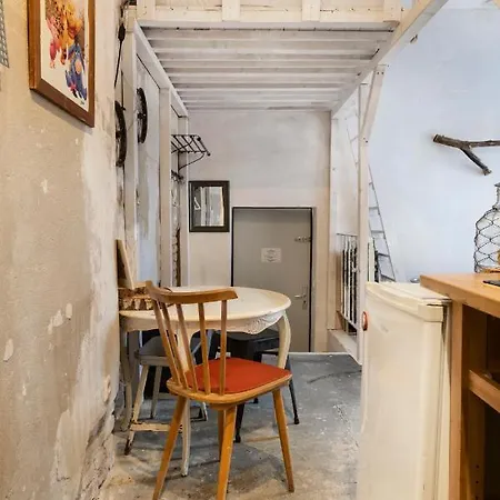 Avoid The Crowd - Industrial Studio Apartment Berlin