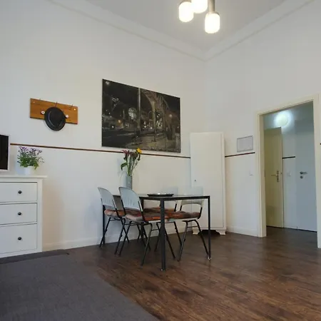 Altbauwohnung Mit 3 Badern Apartment *