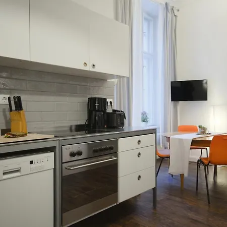 Apartment Altbauwohnung Mit 3 Badern *