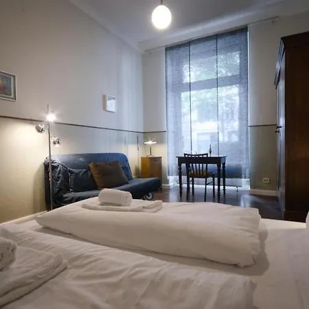 Apartment Altbauwohnung Mit 3 Badern *