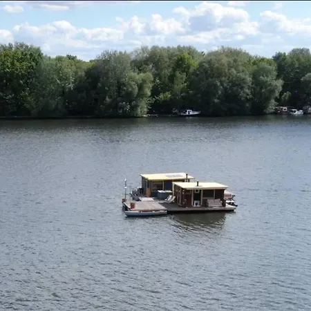 Saunainsel - Hausboot Mit Schwimmender Sauna, Hottub Und Tretboot In Botel Berlín