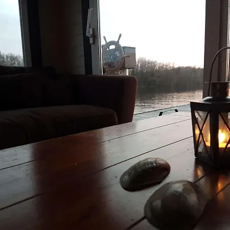 Saunainsel - Hausboot Mit Schwimmender Sauna, Hottub Und Tretboot In Berlín