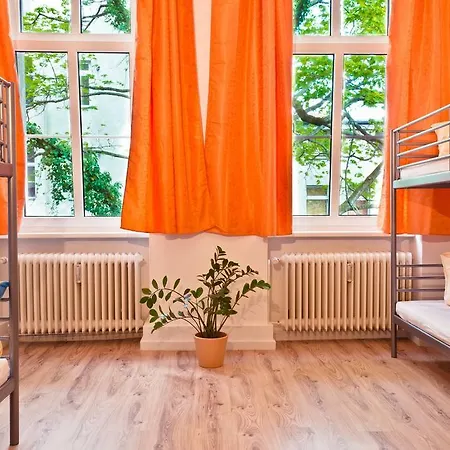 Sleep Cheap Hostal