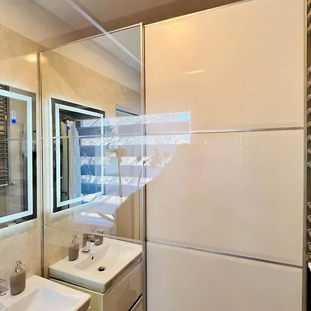 Central Designer 3 Apt With Terrace & Parking