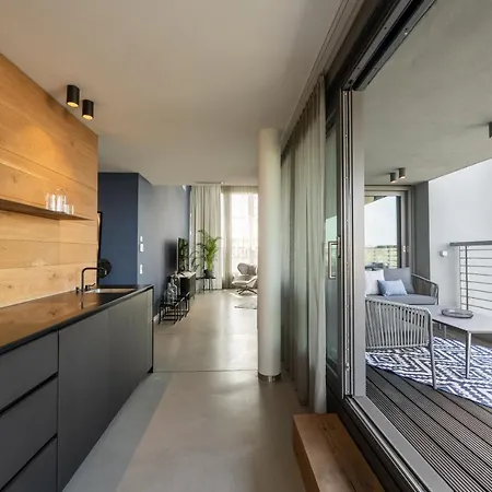 June Six West 3* Βερολίνο