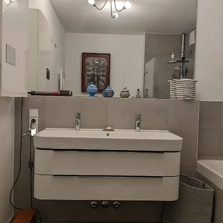 Either Private 2b2b Or Shared 1b1b, Luxury, Bright, Spacious * Berlim