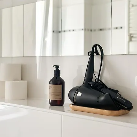 Nook Design-apartments Mit Kueche, Duschbad, Neben U-bahn Station Aber Ruhig Gelegen Lejlighed *