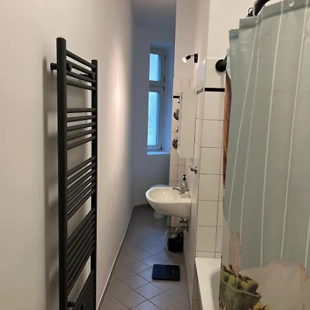 Stylish 2-room With Balcony Next To East Side Gallery * Берлин